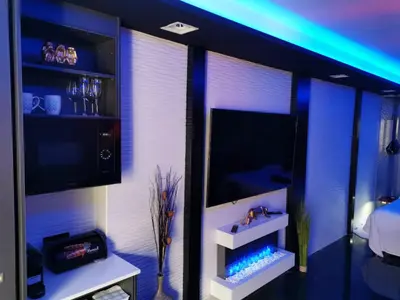 Una televisión o centro de entretenimiento en Lexury Suite Acqua