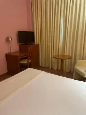 Una televisión o centro de entretenimiento en Hospedium Hotel Doña Mafalda de Castilla