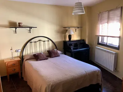 Cama o camas de una habitación en Casa en el corazón de Gredos, amplia y agradable.