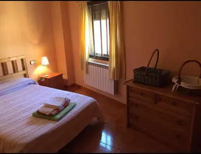 Cama o camas de una habitación en Casa en el corazón de Gredos, amplia y agradable.