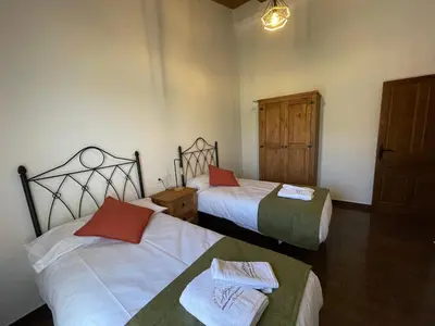 Cama o camas de una habitación en APARTAMENTOS DOÑA JIMENA DEL AMBROZ 4 Estrellas complejo único en el centro del pueblo