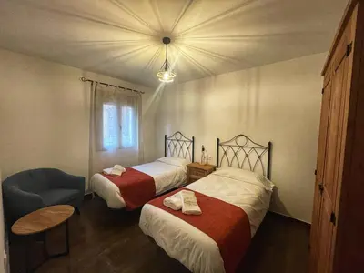 Cama o camas de una habitación en APARTAMENTOS DOÑA JIMENA DEL AMBROZ 4 Estrellas complejo único en el centro del pueblo