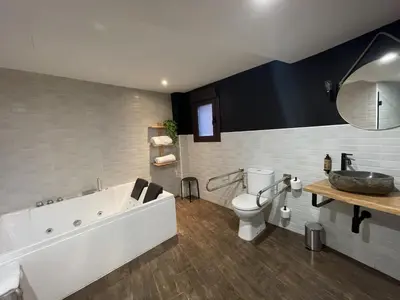 Un baño de APARTAMENTOS DOÑA JIMENA DEL AMBROZ 4 Estrellas complejo único en el centro del pueblo