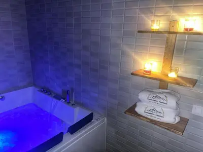 Un baño de APARTAMENTOS DOÑA JIMENA DEL AMBROZ 4 Estrellas complejo único en el centro del pueblo