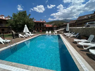 Piscina en o cerca de APARTAMENTOS DOÑA JIMENA DEL AMBROZ 4 Estrellas complejo único en el centro del pueblo