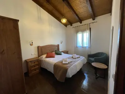 Cama o camas de una habitación en APARTAMENTOS DOÑA JIMENA DEL AMBROZ 4 Estrellas complejo único en el centro del pueblo