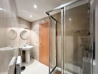 Un baño de VUT Plaza del Santo