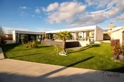 Jardín al aire libre en Villa de Diseño con Piscina Privada