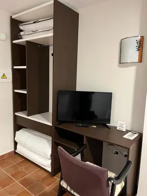 Una televisión o centro de entretenimiento en Hostal EL GRIEL NO DISPONEMOS DE RECEPCIÓN FÍSICA