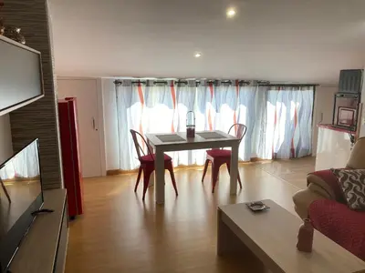 Una televisión o centro de entretenimiento en Rosa Roja