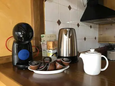 Utensilios para hacer té y café en La Nava de Gredos acogedor piso con vistas