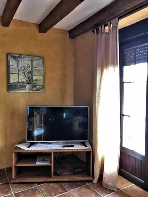 Una televisión o centro de entretenimiento en La Nava de Gredos acogedor piso con vistas