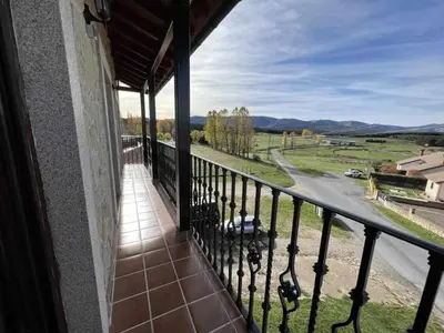 Un balcón o terraza de La Nava de Gredos acogedor piso con vistas