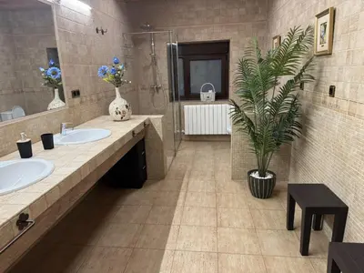 Un baño de El Almendro del Cura