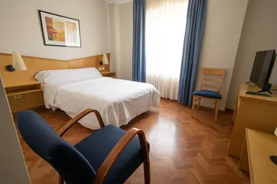 Una televisión o centro de entretenimiento en Hotel Bracamonte