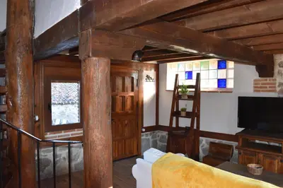 Una televisión o centro de entretenimiento en Casa Rural El Balcón de Piedrahíta