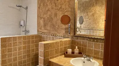 Un baño de Villa La Parra en el corazón de la Sierra de Gata TR-CC-00464