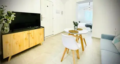 Una televisión o centro de entretenimiento en Apartamentos Guaditania