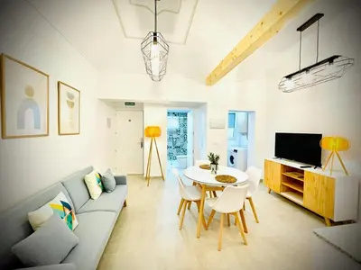 Una televisión o centro de entretenimiento en Apartamentos Guaditania