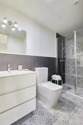 Un baño de Estudios Bordadores by Valdesierra