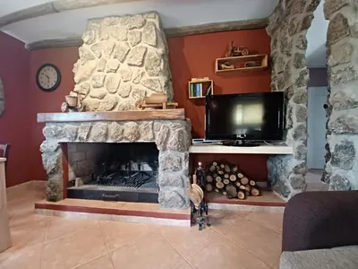 Una televisión o centro de entretenimiento en Chalet independiente con amplio jardín y barbacoa AT - CC-00678