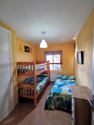 Cama o camas de una habitación en Chalet independiente con amplio jardín y barbacoa AT - CC-00678