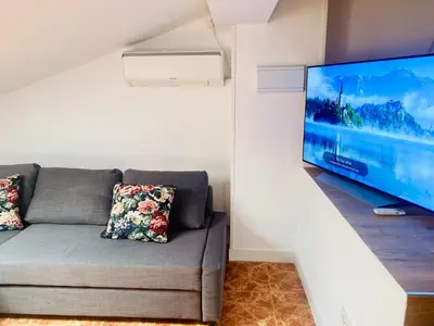 Una televisión o centro de entretenimiento en APARTAMENTO TURISTICO ATICO LA TABERNA