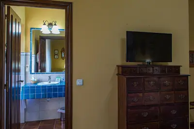 Una televisión o centro de entretenimiento en DON JULIO