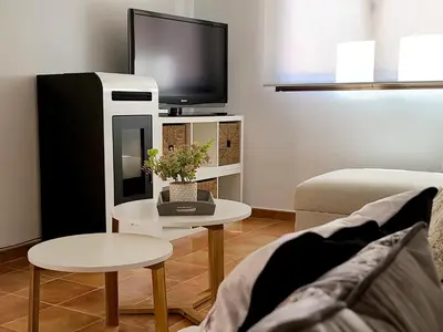 Una televisión o centro de entretenimiento en El Escondite de Gredos