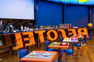 Un restaurante o sitio para comer en Resotel
