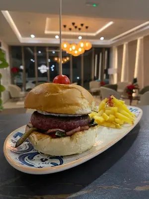 Comida en o cerca de este hotel