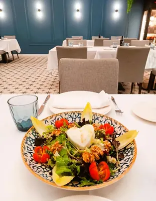 Comida en o cerca de este hotel