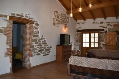 Una televisión o centro de entretenimiento en Casa Amarilla Arribes