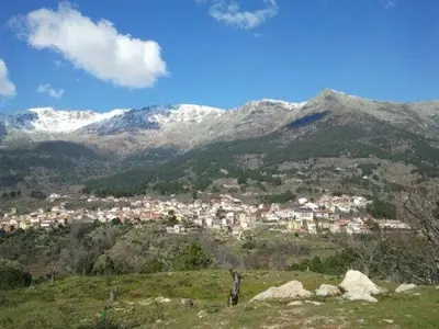 Vista general de una montaña o vista desde la casa o chalet
