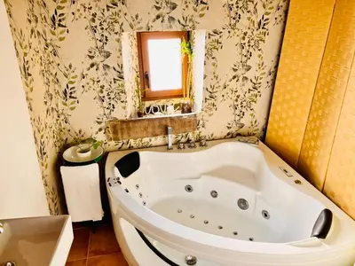 Un baño de MaderaVieja - Piscina & Jacuzzi