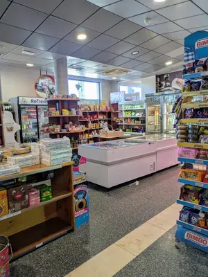 Supermercado u otro tipo de tienda en la casa o chalet o alrededores