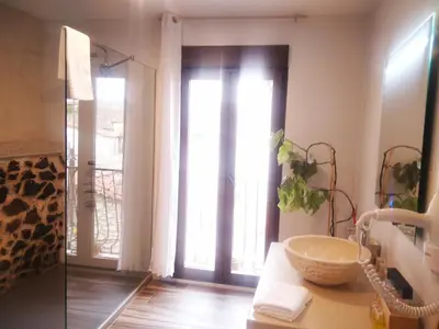 Un baño de Habitación ideada para parejas con Jacuzzi, desayuno romántico y opción de cenas en su restaurante