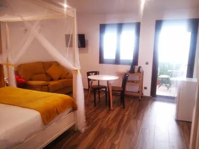 Zona de estar de Habitación ideada para parejas con Jacuzzi, desayuno romántico y opción de cenas en su restaurante