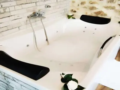 Plano de Habitación ideada para parejas con Jacuzzi, desayuno romántico y opción de cenas en su restaurante