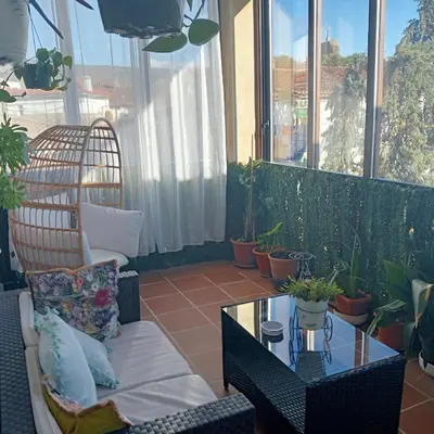 Zona de estar de Habitación ideada para parejas con Jacuzzi, desayuno romántico y opción de cenas en su restaurante