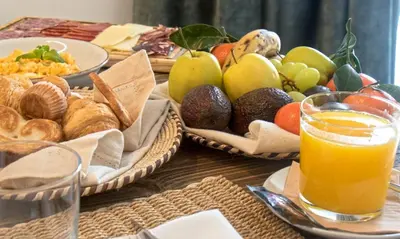 Comida en o cerca de este hotel