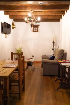 Una televisión o centro de entretenimiento en La casa de la tía Antonia