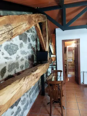 Una televisión o centro de entretenimiento en Las Henrenes