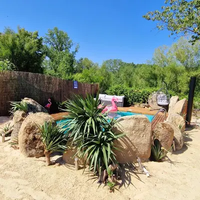 Jardín al aire libre en Complejo Oasis Beach sobre el Rio