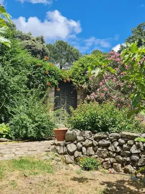 Jardín al aire libre en Casa Rural en Candeleda con piscina y un maravilloso jardín