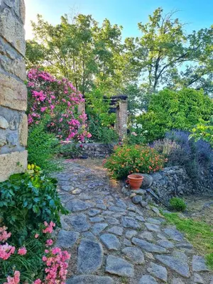 Jardín al aire libre en Casa Rural en Candeleda con piscina y un maravilloso jardín
