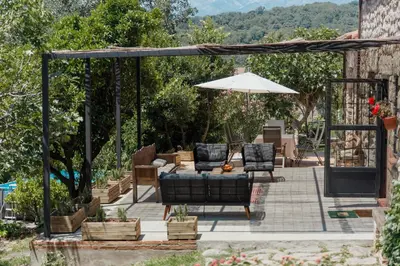 Jardín al aire libre en Casa Rural en Candeleda con piscina y un maravilloso jardín