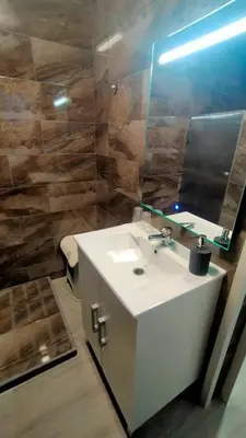 Un baño de Castella Aquae II Amplio loft para dos
