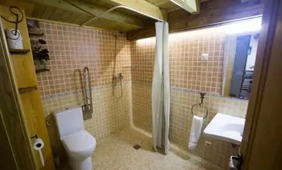 Un baño de Casa del Cerro es una singular casa rural de fácil acceso