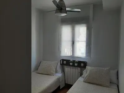 Cama o camas de una habitación en Casa con patio y chimenea en Piedralaves